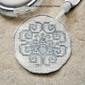 embroidered powder compact - tutorial: step 5